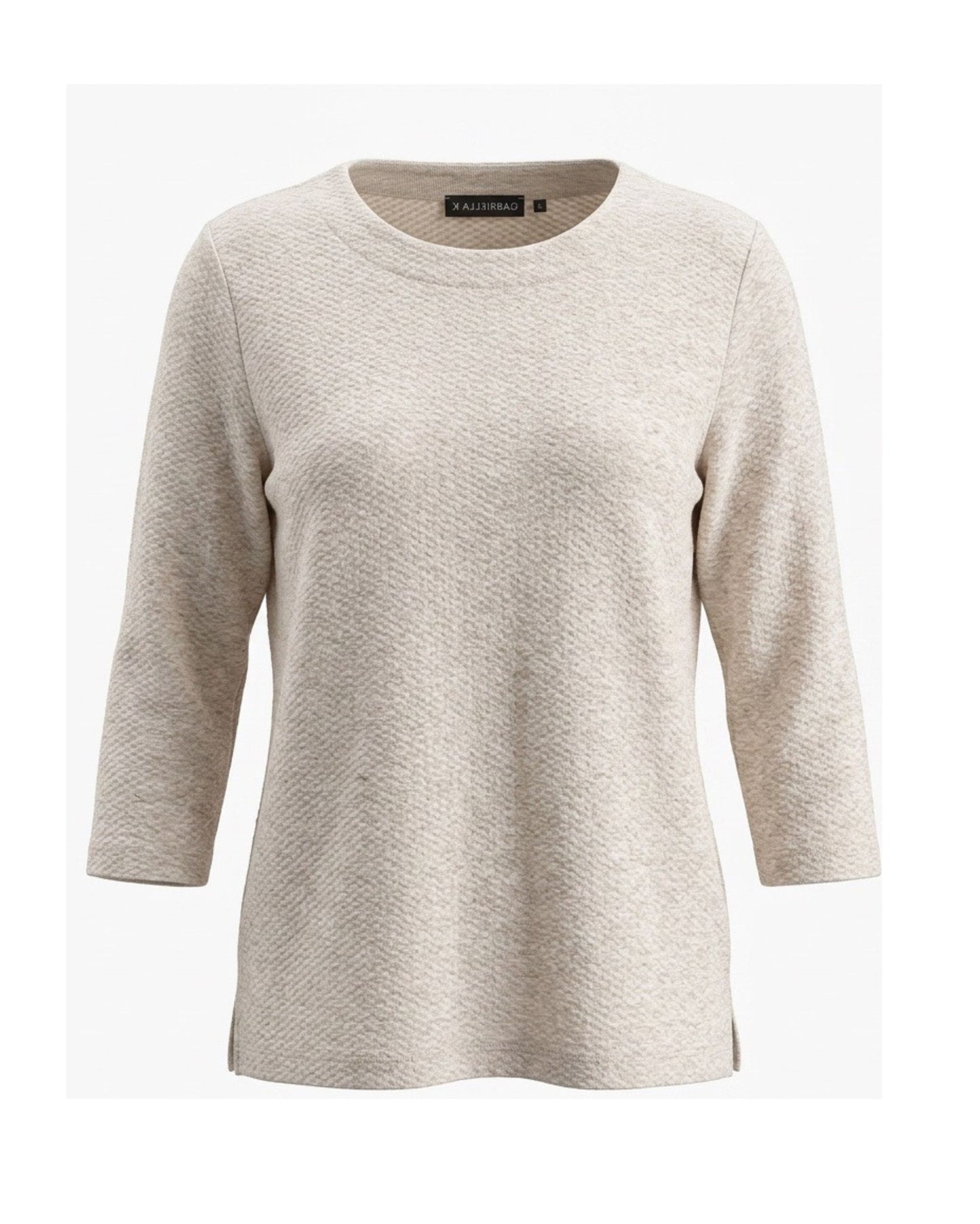 Luxe gemêleerd beige comfortshirt met driekwartmouwen en brede ronde hals, verkrijgbaar bij Marijke Mode.