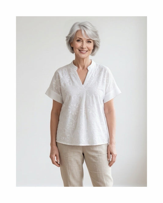 Witte Broderie Blouse Met V-Hals En Korte Mouwen Met Omslag Van MXO Verkocht Door Marijke Mode