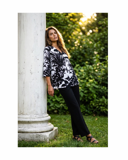 MXO tuniek met bladeren motief in zwart en wit met V-hals en driekwart mouwen. bij marijke mode