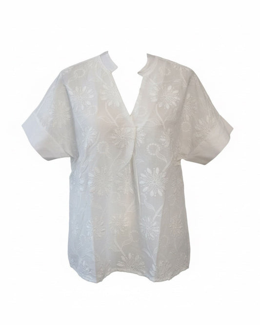 Witte Broderie Blouse Met V-Hals En Korte Mouwen Met Omslag Van MXO Verkocht Door Marijke Mode