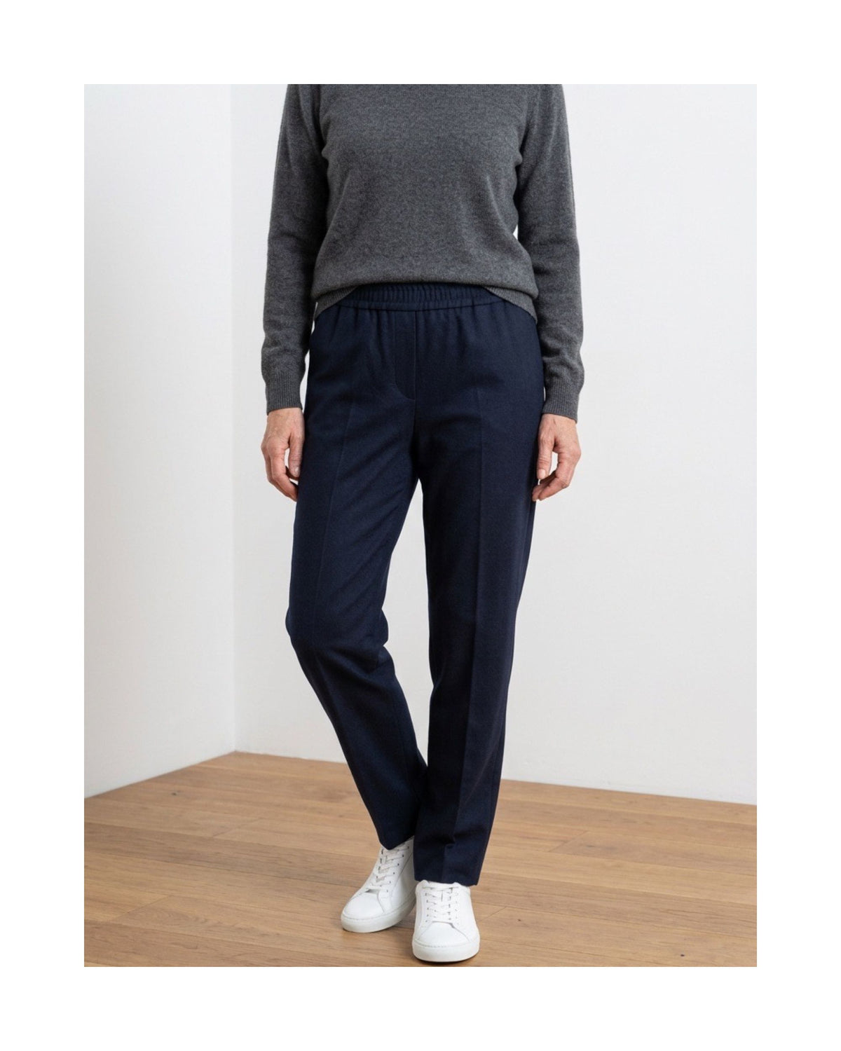 Klassieke dames broek met elastiek in de taille. pantalon met elastiek in de taille in korte lengtemaat. Marijke Mode biedt betaalbare senioren damesmode Den Haag. Mode voor Ouderen Seniorenmode