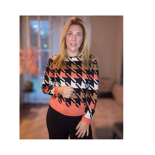MXO sportieve damestrui met ronde hals en zwarte boord in oranje, zwart, beige en bruin – zachte fijngebreide kwaliteit bij Marijke-Mode.