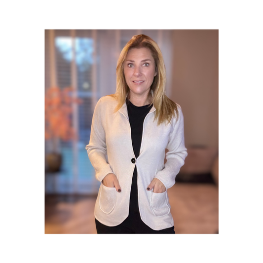 Marinello damesvest met kraag, één knoop en zakjes met streepdetail in zachte viscosemix – verkrijgbaar in beige, donkerblauw en burgundy bij Marijke-Mode..