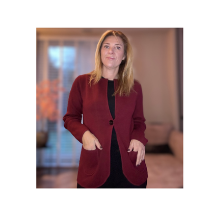 Marinello damesvest met kraag, één knoop en zakjes met streepdetail in zachte viscosemix – verkrijgbaar in beige, donkerblauw en burgundy bij Marijke-Mode..