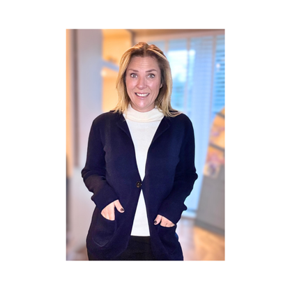 Marinello damesvest met kraag, één knoop en zakjes met streepdetail in zachte viscosemix – verkrijgbaar in beige, donkerblauw en burgundy bij Marijke-Mode..