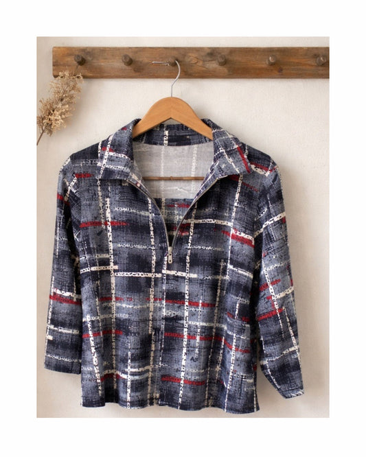 Poloshirt met driekwart mouwen en ritssluiting in indigoblauw en rood van Marijke Mode