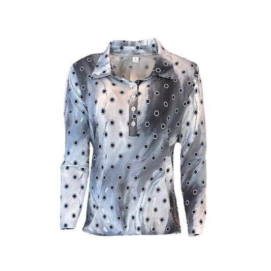 Polo blouson shirt met lange mouw in donkerblauw en grijs dessin met bollen, zilverkleurige knopen en elastiek onderaan – soepel najaarsmodel – verkrijgbaar bij Marijke Mode damesmode maten 38-52"