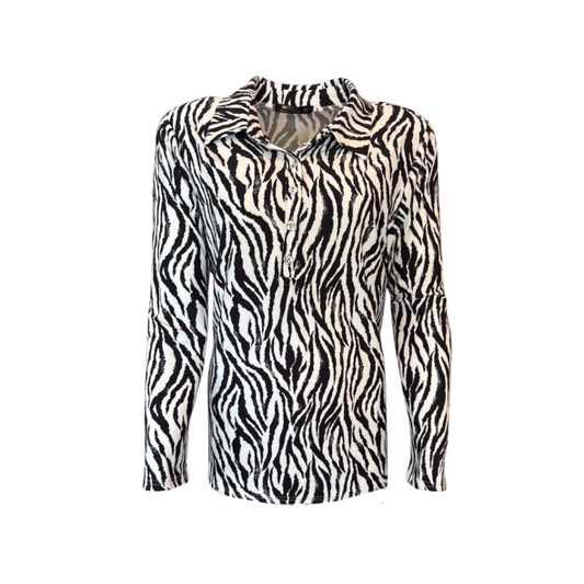 Polo shirt met lange mouw in zwart-wit dierenprint, recht model met splitjes en kraag met zilveren knopen – verkrijgbaar bij Marijke Mode damesmode maten 38-52"