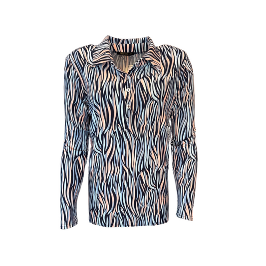 Polo shirt met lange mouw in donkerblauw, lichtblauw en koraal streepdessin, recht model met splitjes – verkrijgbaar bij Marijke Mode damesmode maten 38-52"
