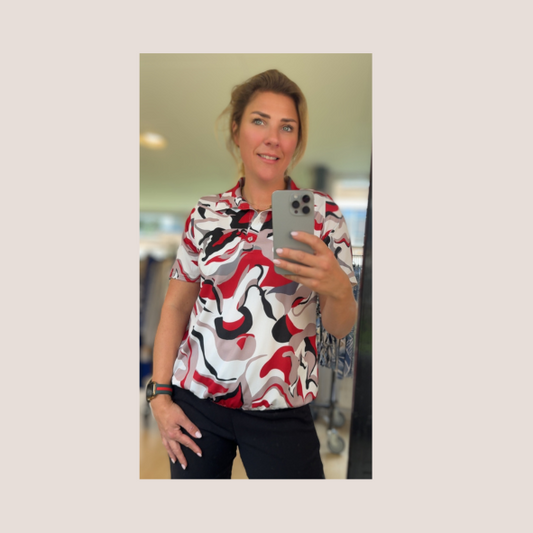 polo shirt met korte mouwen en elastiek aan de onderzijde in zomerse kleuren gemaakt van viscode. verkrijgbaar bij Marijke Mode