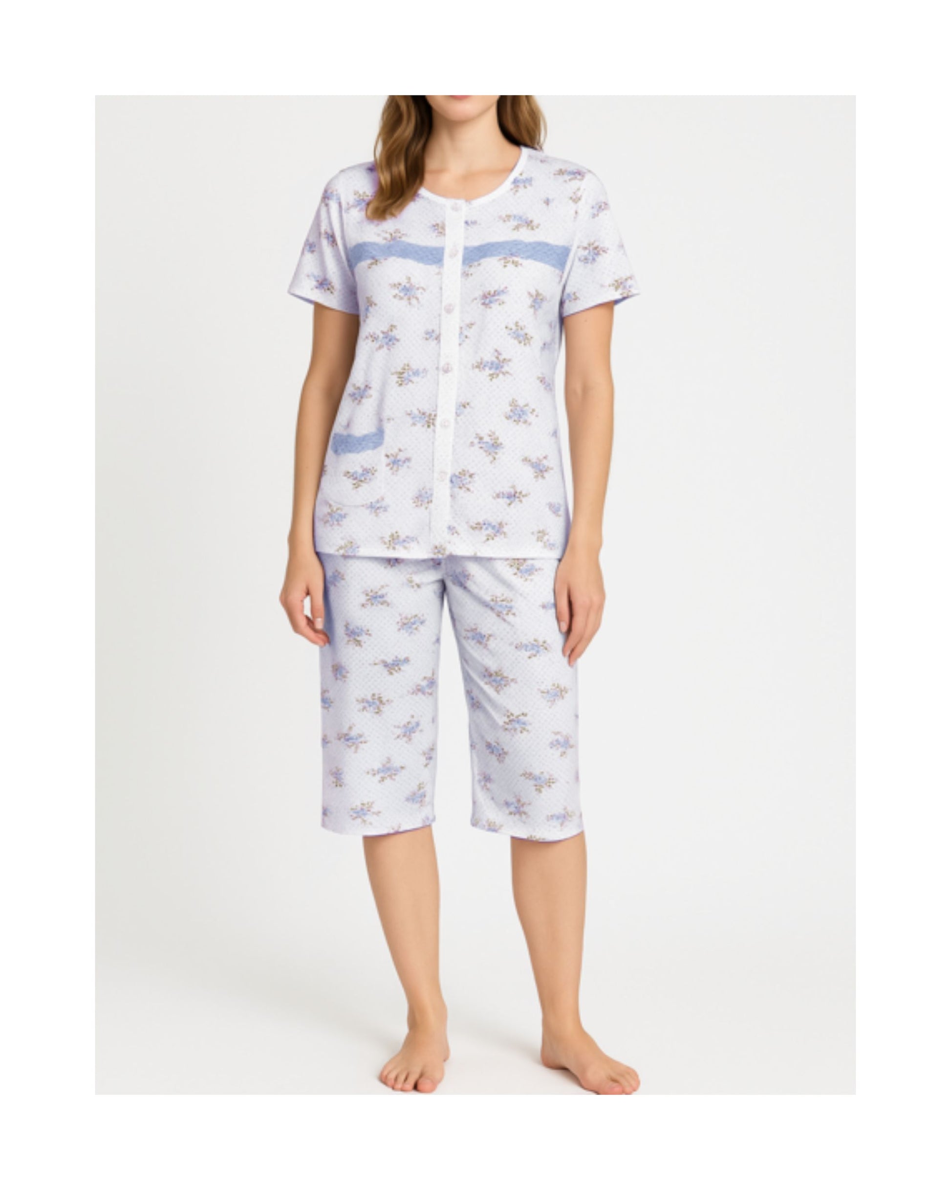 Dames pyjama met bloemetjesmotief, korte mouwen en doorknoopjasje verkrijgbaar bij Marijke Mode.
