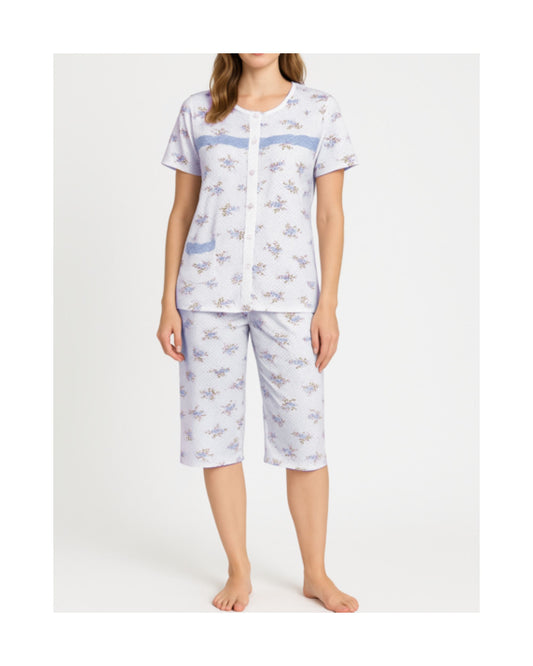 Dames pyjama met bloemetjesmotief, korte mouwen en doorknoopjasje verkrijgbaar bij Marijke Mode.