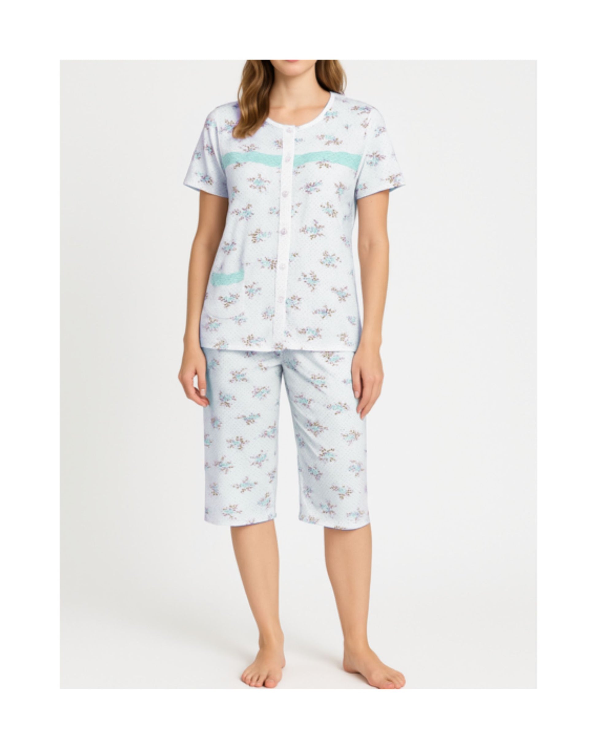 Dames pyjama met bloemetjesmotief, korte mouwen en doorknoopjasje verkrijgbaar bij Marijke Mode.