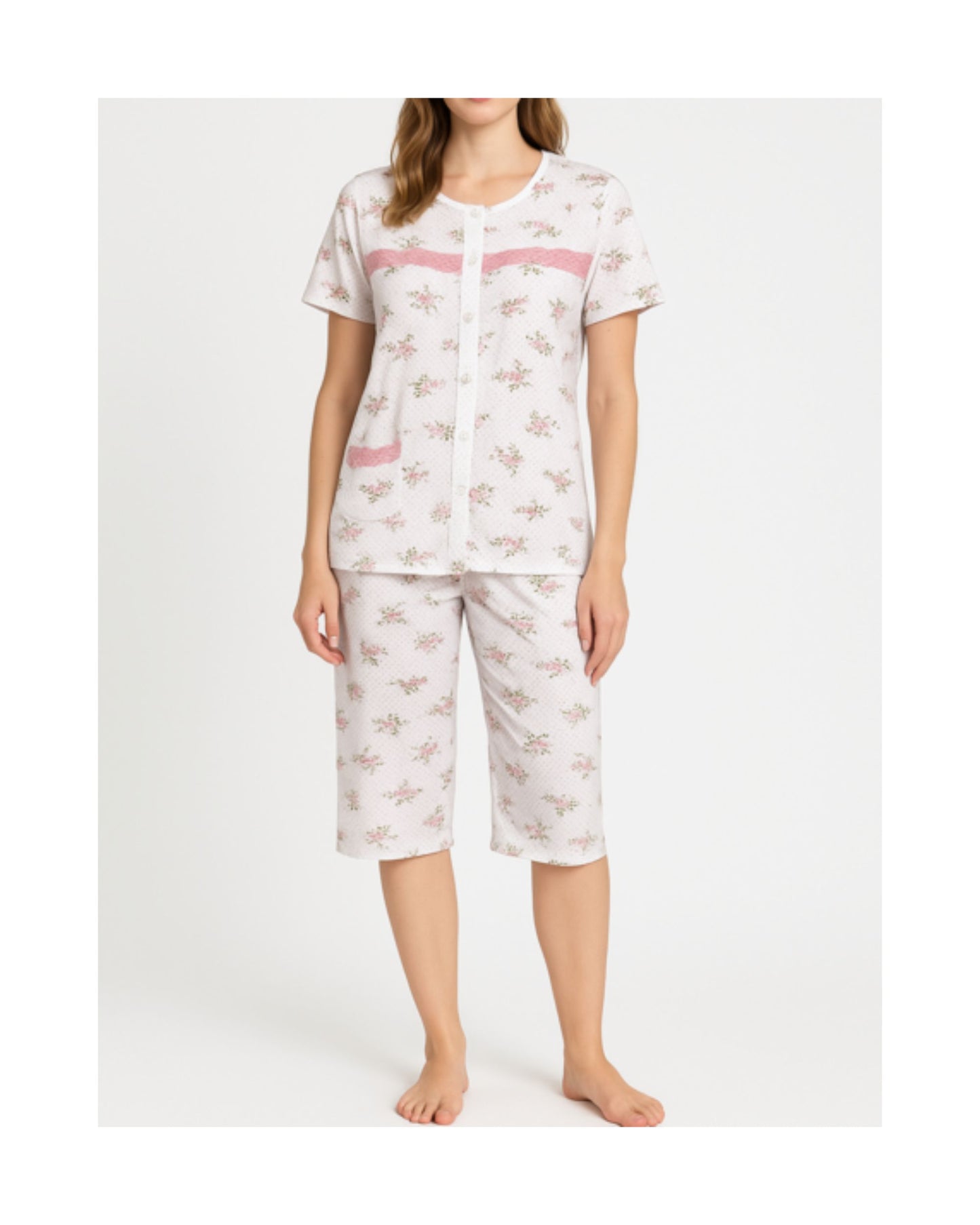 Dames pyjama met bloemetjesmotief, korte mouwen en doorknoopjasje verkrijgbaar bij Marijke Mode.