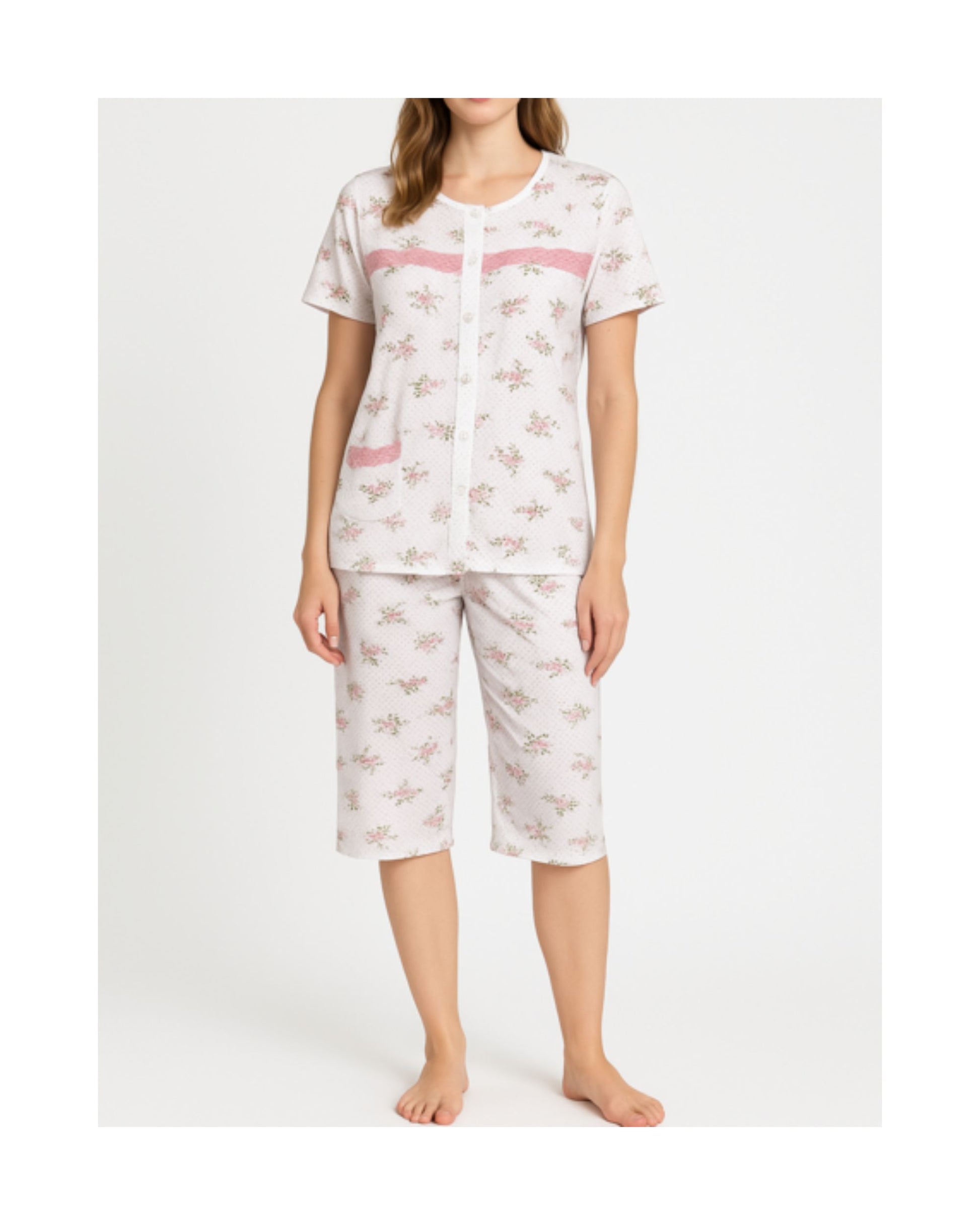 Dames pyjama met bloemetjesmotief, korte mouwen en doorknoopjasje verkrijgbaar bij Marijke Mode.
