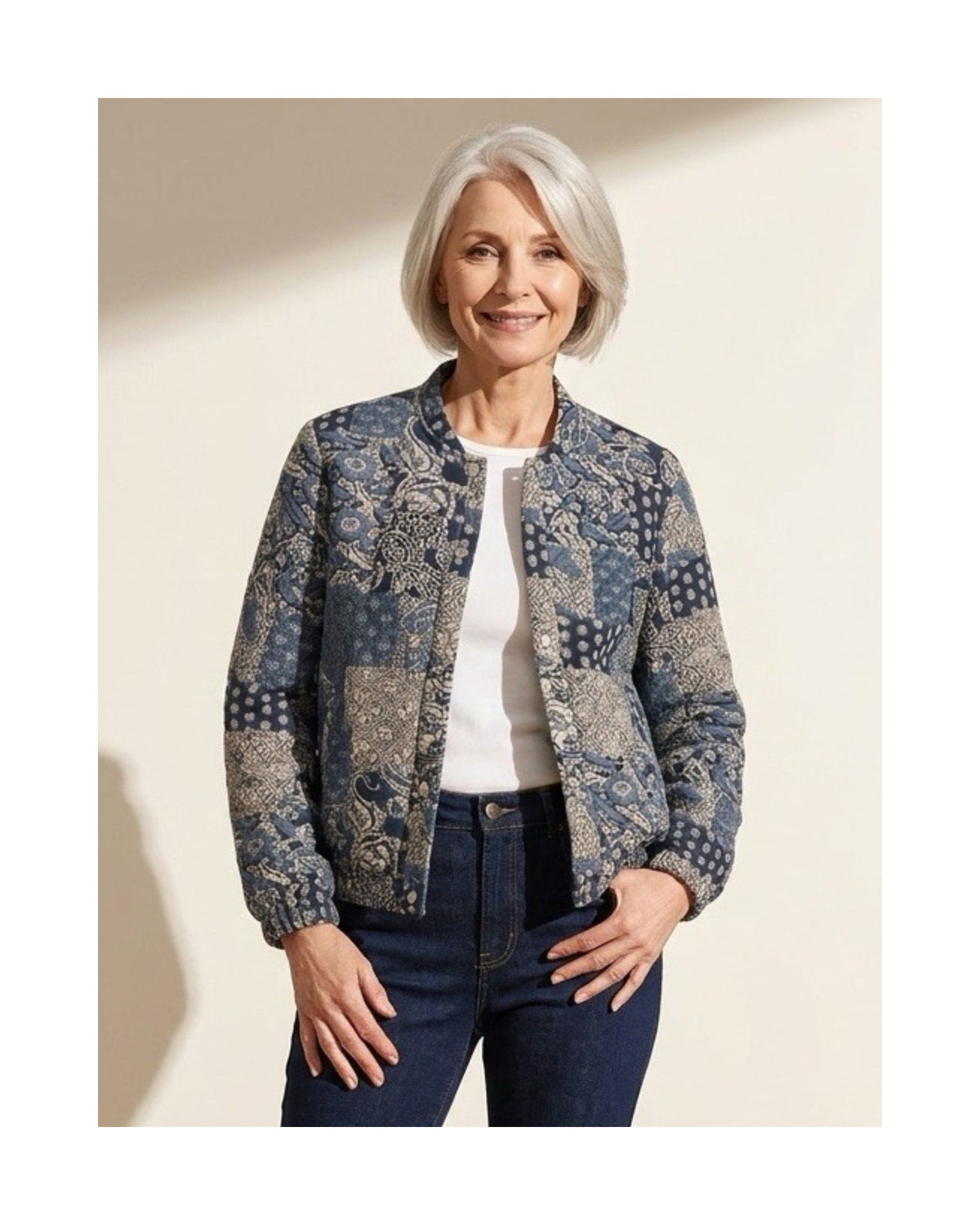 Marineblauw dames bomberjasje met modern dessin, drukknopen, lange mouwen en elastische zoom van Marijke Mode.