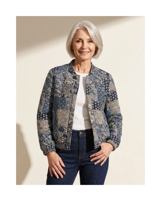 Marineblauw dames bomberjasje met modern dessin, drukknopen, lange mouwen en elastische zoom van Marijke Mode.