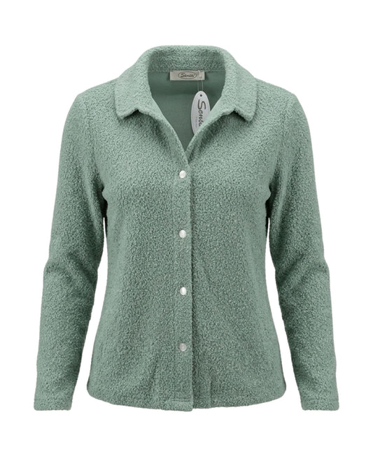 Bouclé vestjasje met kraag, parelmoer drukknopen en zakjes aan de voorkant, verkrijgbaar bij Marijke Mode