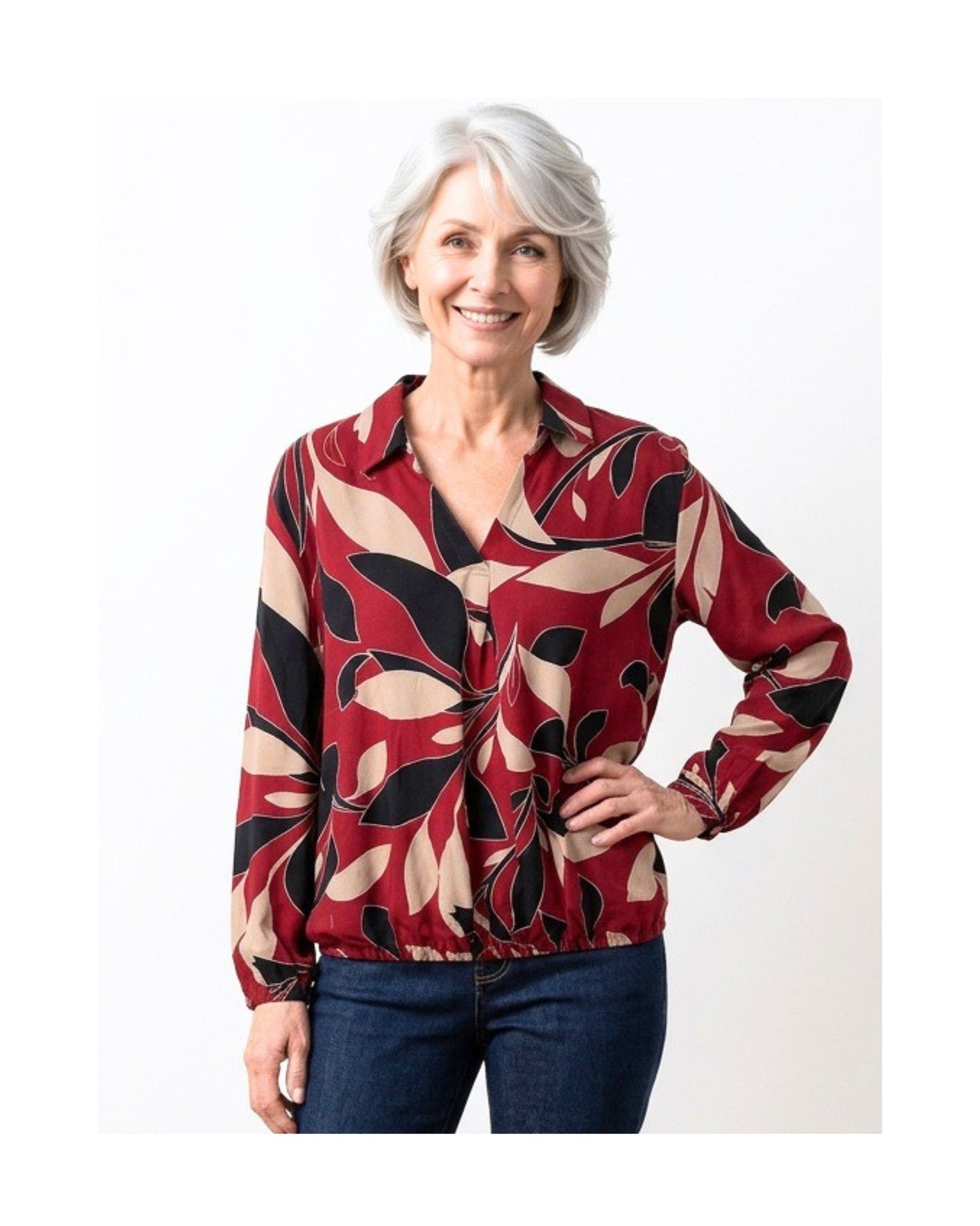 Ontdek poloshirt Bobby van Sensia Fashion met een zachte fleece feeling, polokraag, V-hals en een stijlvol dessin in wit, beige en taupe. Comfortabel en warm.
