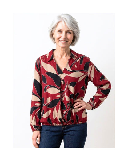 Ontdek poloshirt Bobby van Sensia Fashion met een zachte fleece feeling, polokraag, V-hals en een stijlvol dessin in wit, beige en taupe. Comfortabel en warm.