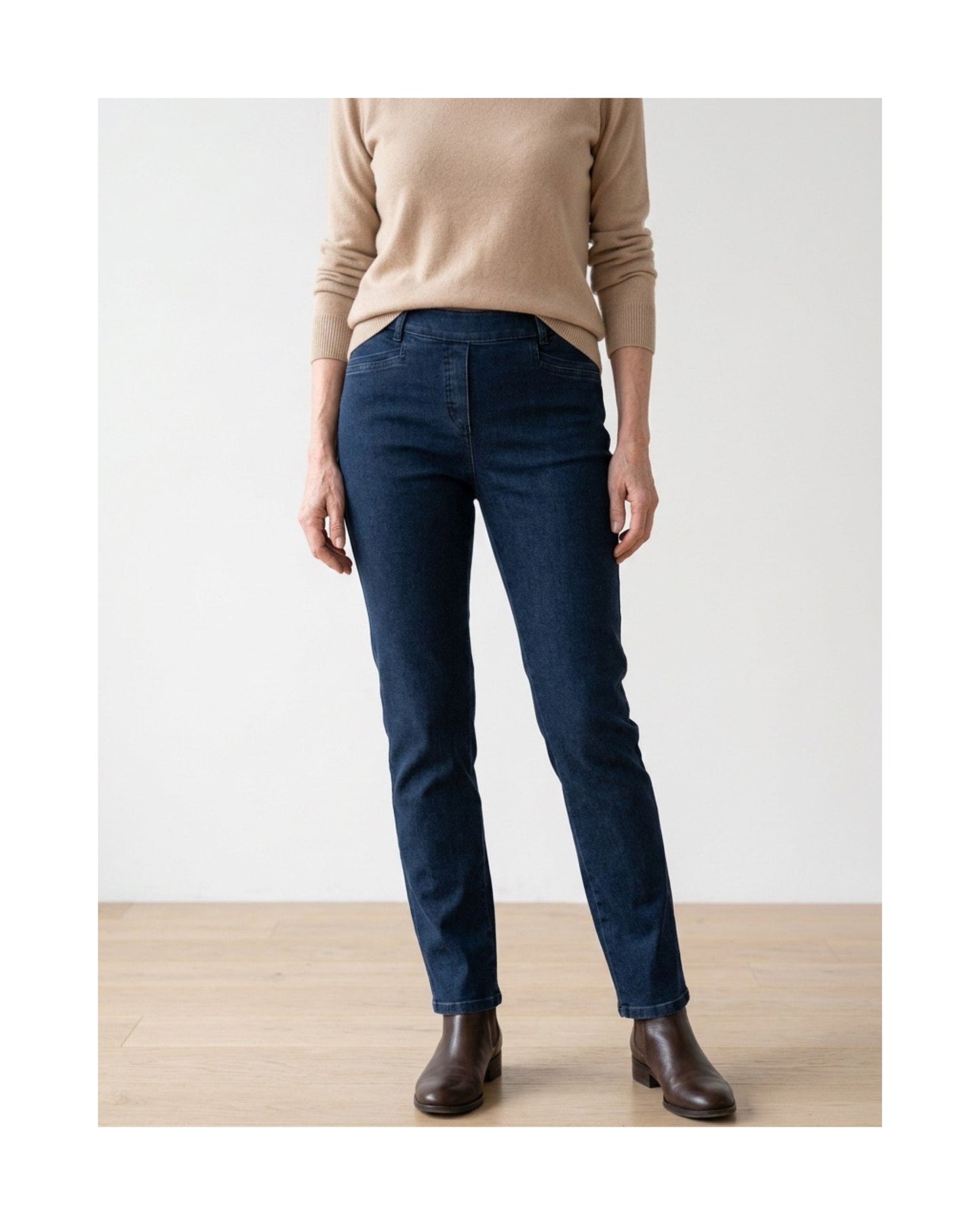 Sensia Fashion Patti damesjeans met veel stretch, elastische tailleband, riemlussen en vier zakken, verkrijgbaar bij Marijke Mode
