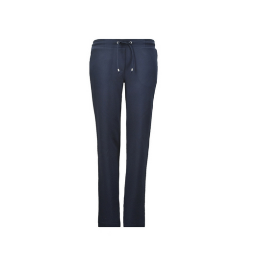 Sensia Fashion Pigo damespantalon. Donkerblauw, rechte pijp, elastische taille met koord en steekzakken. Sportieve winterkwaliteit, comfortabel en stijlvol. bij marijke mode