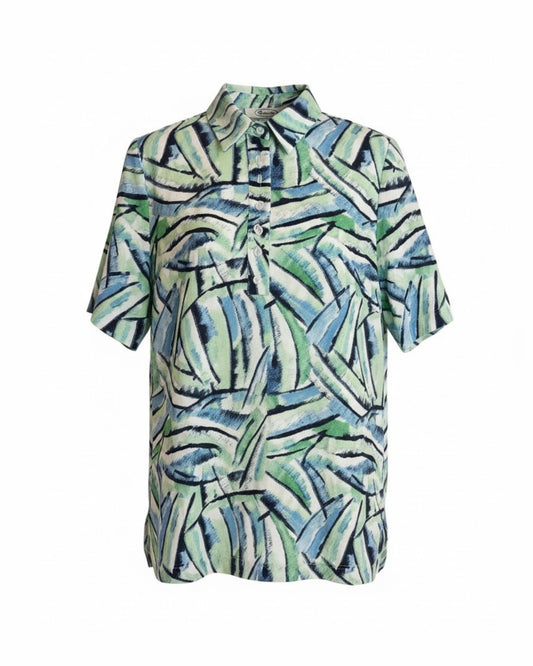 Klassiek poloshirt met korte mouwen, ruime polokraag en fantasiedessin in blauw- en groentinten, verkocht door Marijke Mode