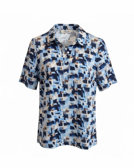 Klassiek poloshirt met korte mouwen, ruime polokraag en fantasiedessin in blauw- en groentinten, verkocht door Marijke Mode model poppy van sensia fashion