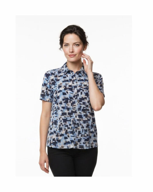 Klassiek poloshirt met korte mouwen, ruime polokraag en fantasiedessin in blauw- en groentinten, verkocht door Marijke Mode model poppy van sensia fashion