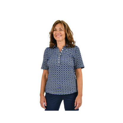 Sensia Fashion poloshirt in ribbel stof in de kleuren donkerblauw wit. poloshirt met korte mouwen en kraag met knopen. aangeboden door marijkemode moderne seniorenmode den haag