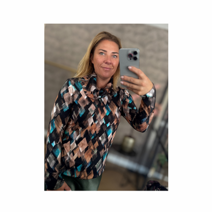 Comfortabele trui Kolly van Sensia Fashion met rits in de kraag, gemaakt van zachte stof zonder reliëf. Verkrijgbaar in navy, raffblauw en beige. verkijgbaar bij marijke mode
