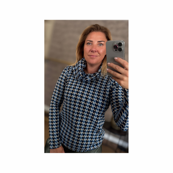 Comfortabele trui Kolly van Sensia Fashion met rits in de kraag, gemaakt van zachte stof zonder reliëf. Verkrijgbaar in navy, raffblauw en beige. verkrijgbaar bij Marijke Mode