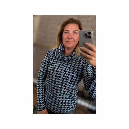 Comfortabele trui Kolly van Sensia Fashion met rits in de kraag, gemaakt van zachte stof zonder reliëf. Verkrijgbaar in navy, raffblauw en beige. verkrijgbaar bij Marijke Mode