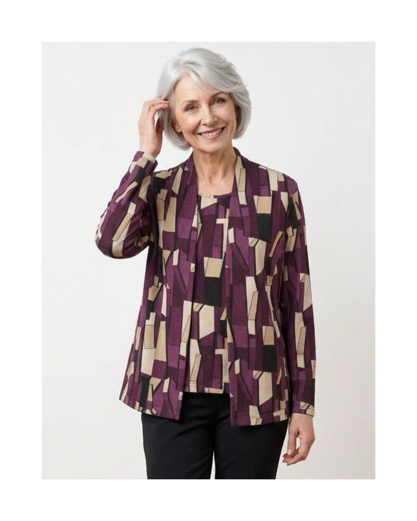 Sensia Fashion twinset Chantely met vest en shirt in een marine-zandkleurig fantasiedessin.