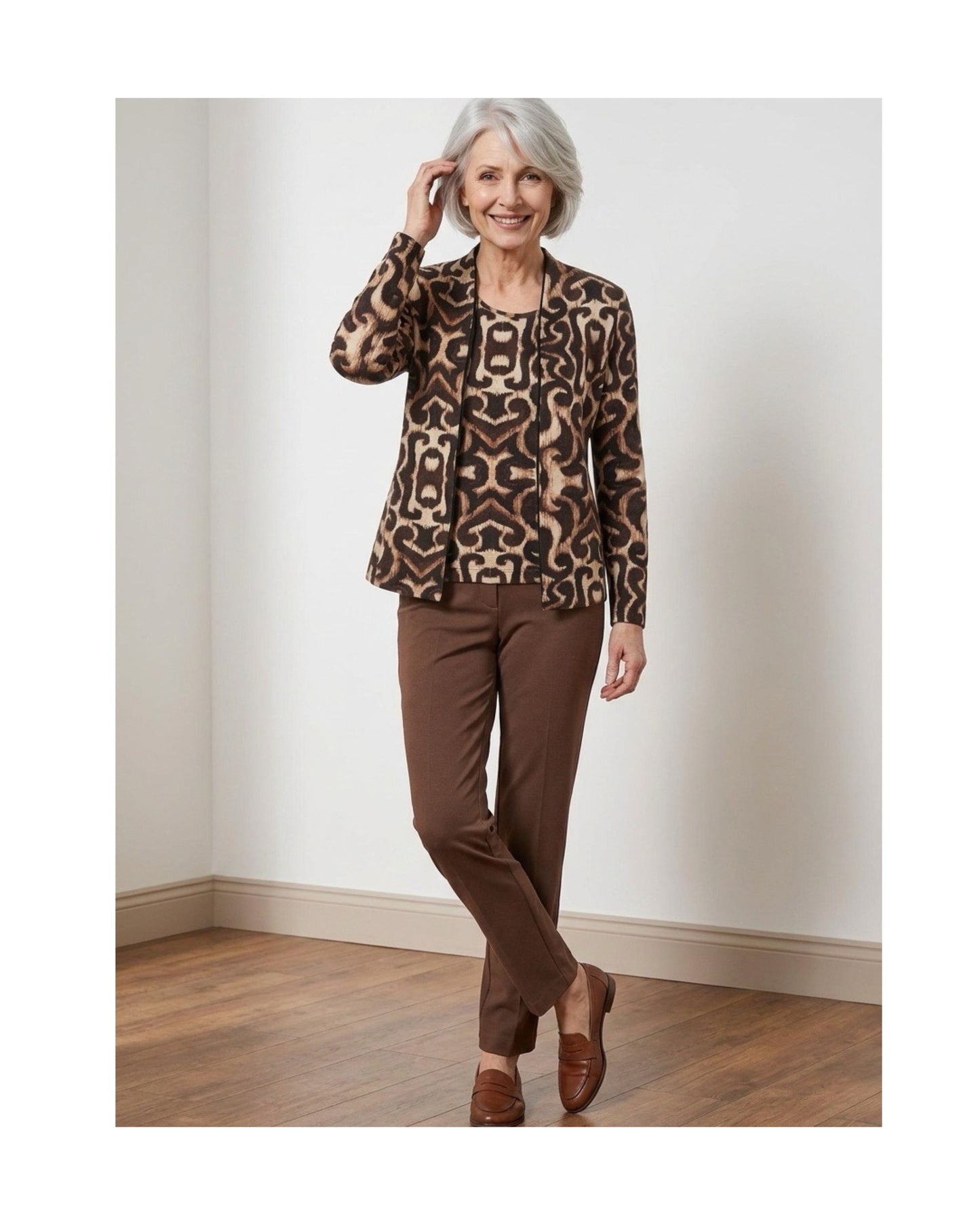 Sensia Fashion twinset Chantely met vest en shirt in een marine-zandkleurig fantasiedessin. verkocht door Marijke Mode