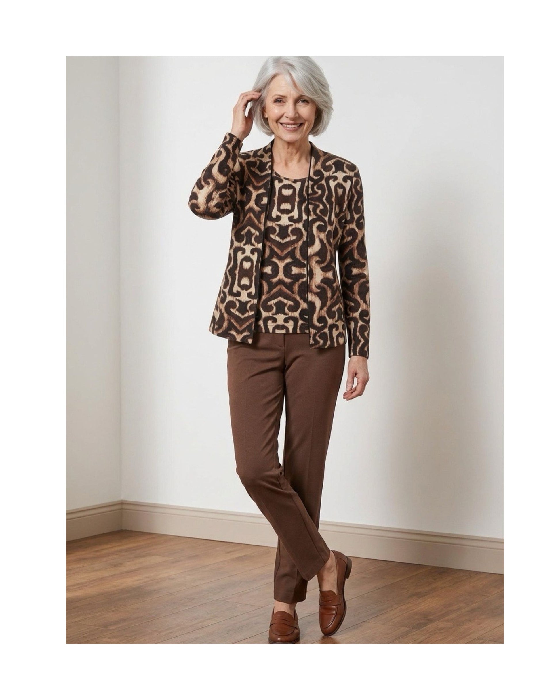 Sensia Fashion twinset Chantely met vest en shirt in een marine-zandkleurig fantasiedessin. verkocht door Marijke Mode