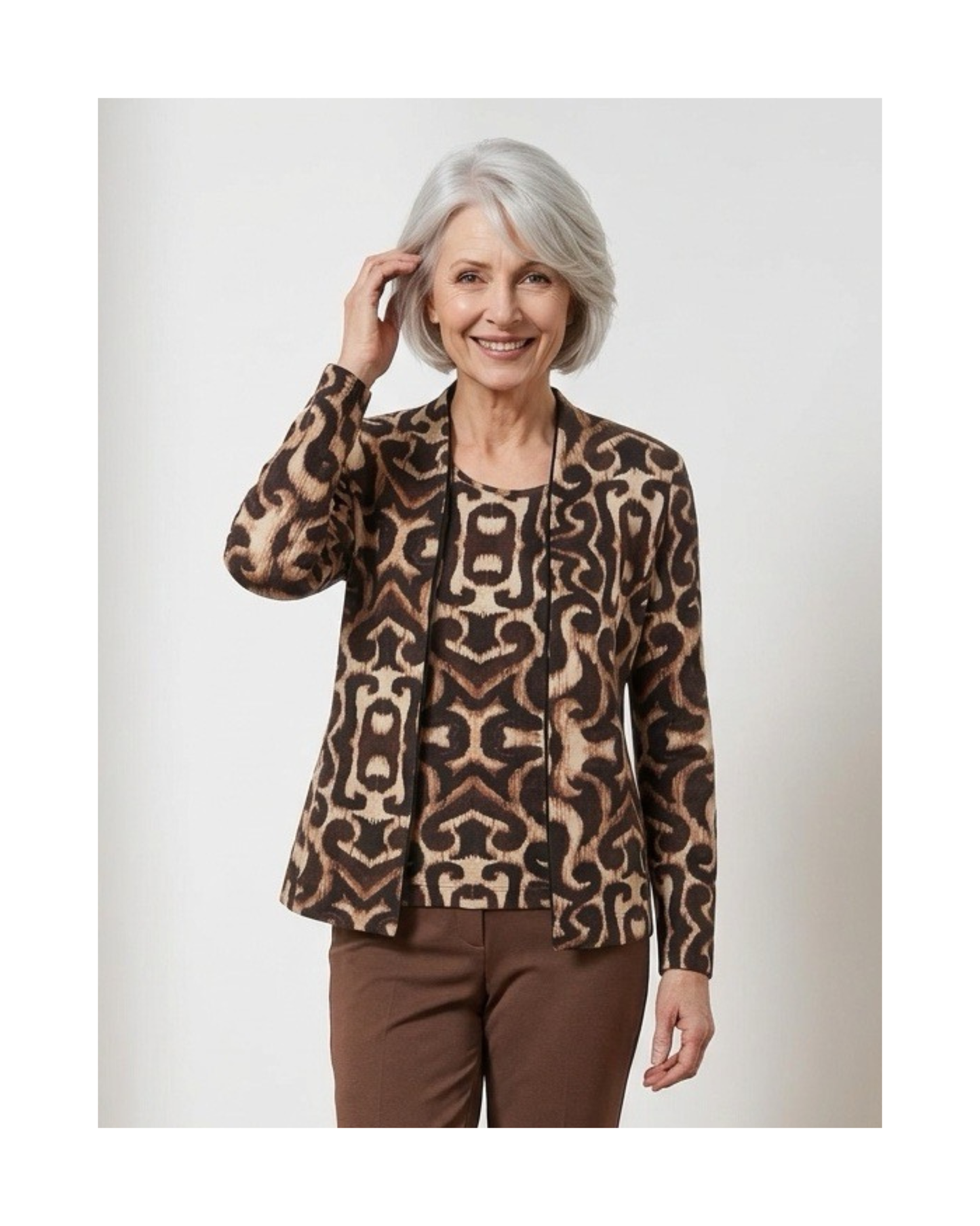 Sensia Fashion twinset Chantely met vest en shirt in een marine-zandkleurig fantasiedessin. verkocht door Marijke Mode