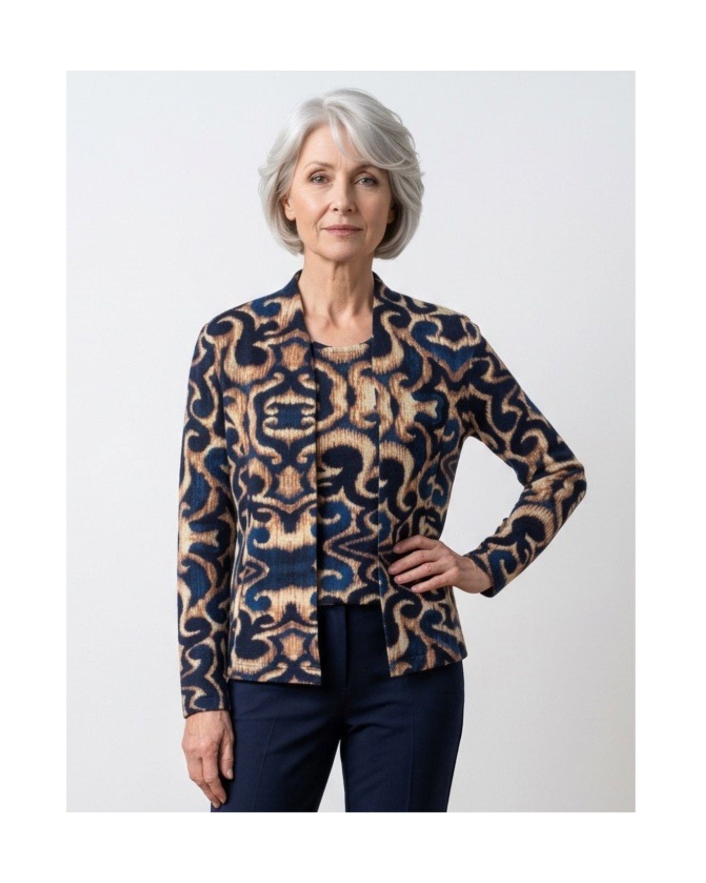 Sensia Fashion twinset Chantely met vest en shirt in een marine-zandkleurig fantasiedessin