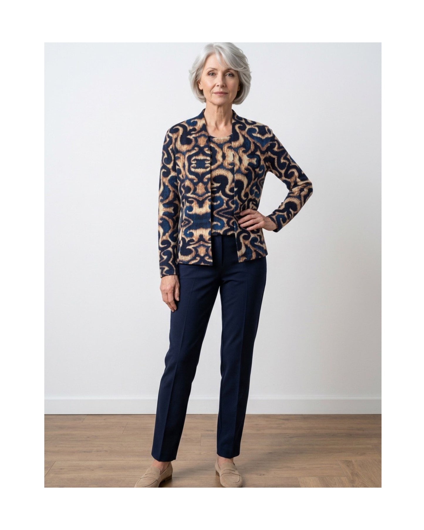 Sensia Fashion twinset Chantely met vest en shirt in een marine-zandkleurig fantasiedessin