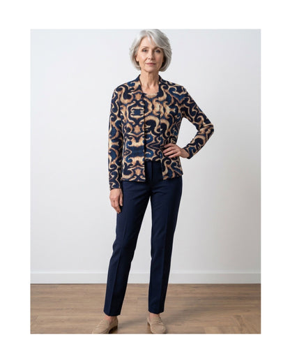 Sensia Fashion twinset Chantely met vest en shirt in een marine-zandkleurig fantasiedessin
