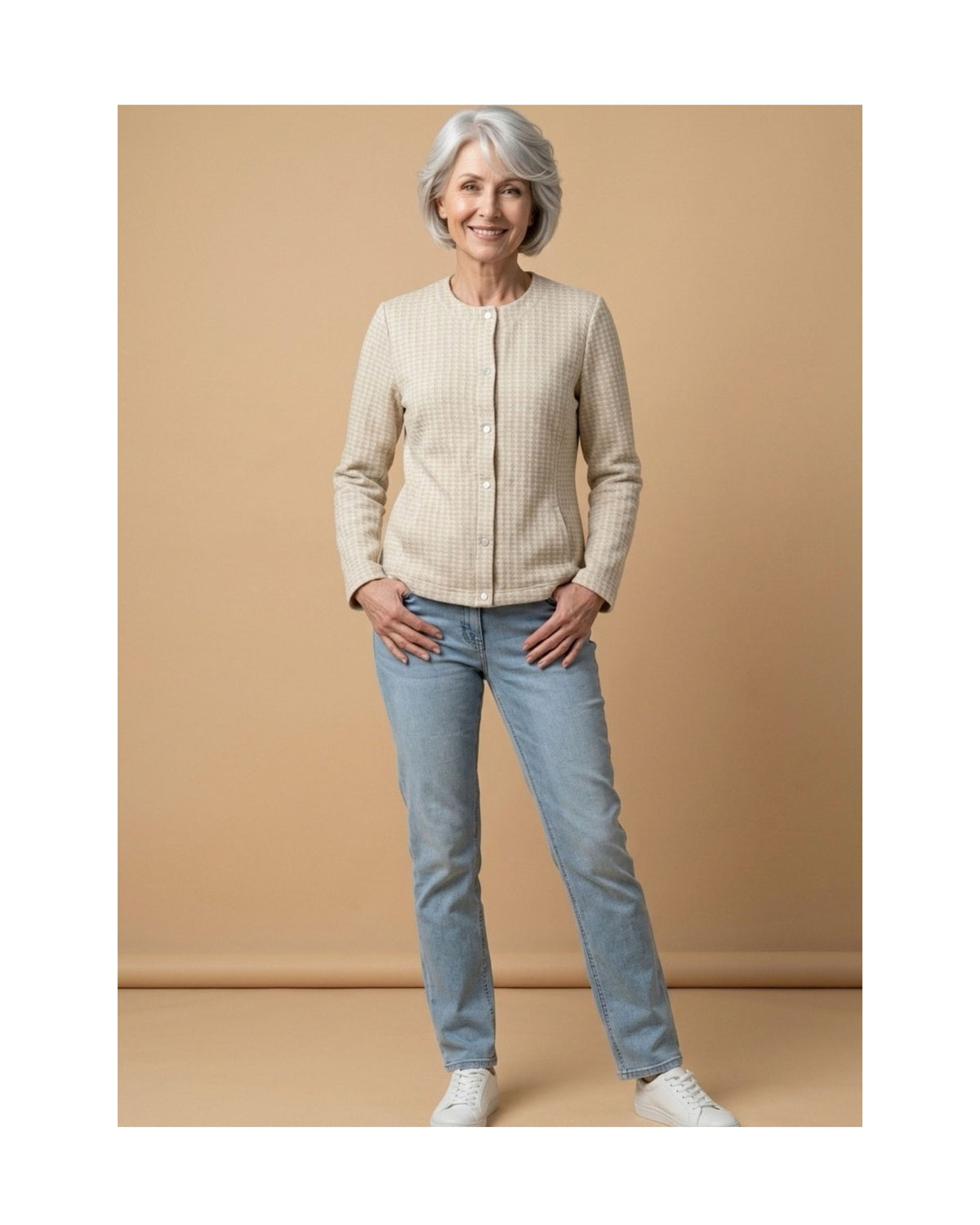 Sensia Fashion Risana vestjasje met fijne structuur, ronde hals, zakjes en parelmoer knopen, verkrijgbaar bij Marijke Mode.