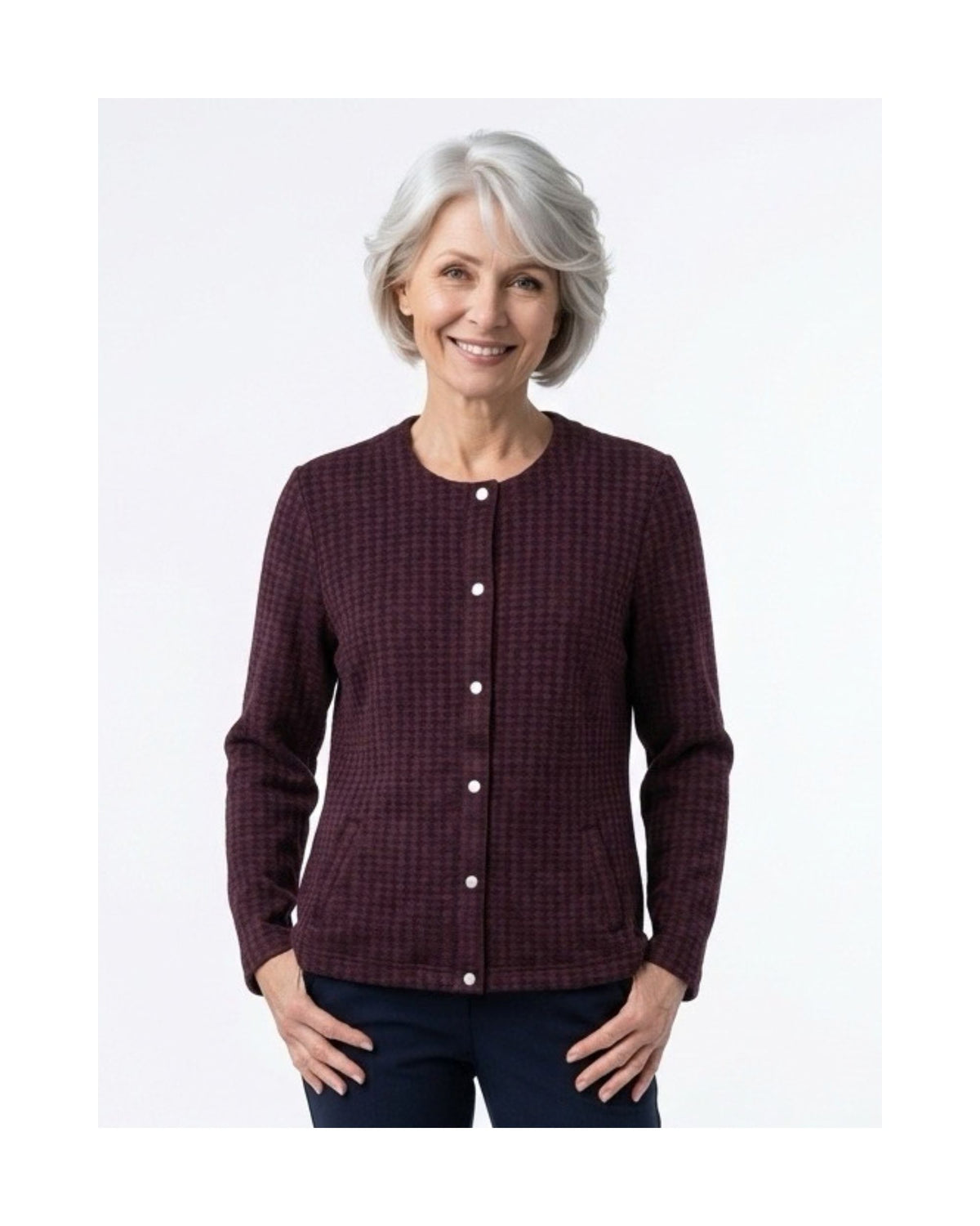 Sensia Fashion Risana vestjasje met fijne structuur, ronde hals, zakjes en parelmoer knopen, verkrijgbaar bij Marijke Mode.