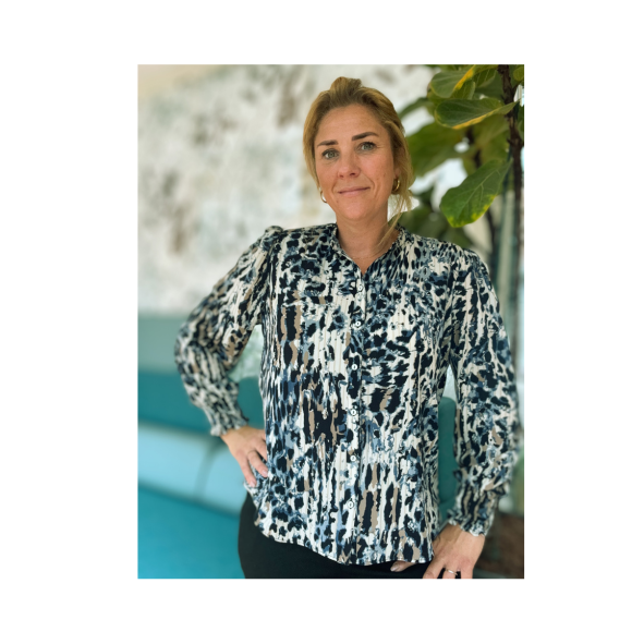 sensia blouse anjeta. blouse met gesmokte mouwen. verkocht door marijke mode
