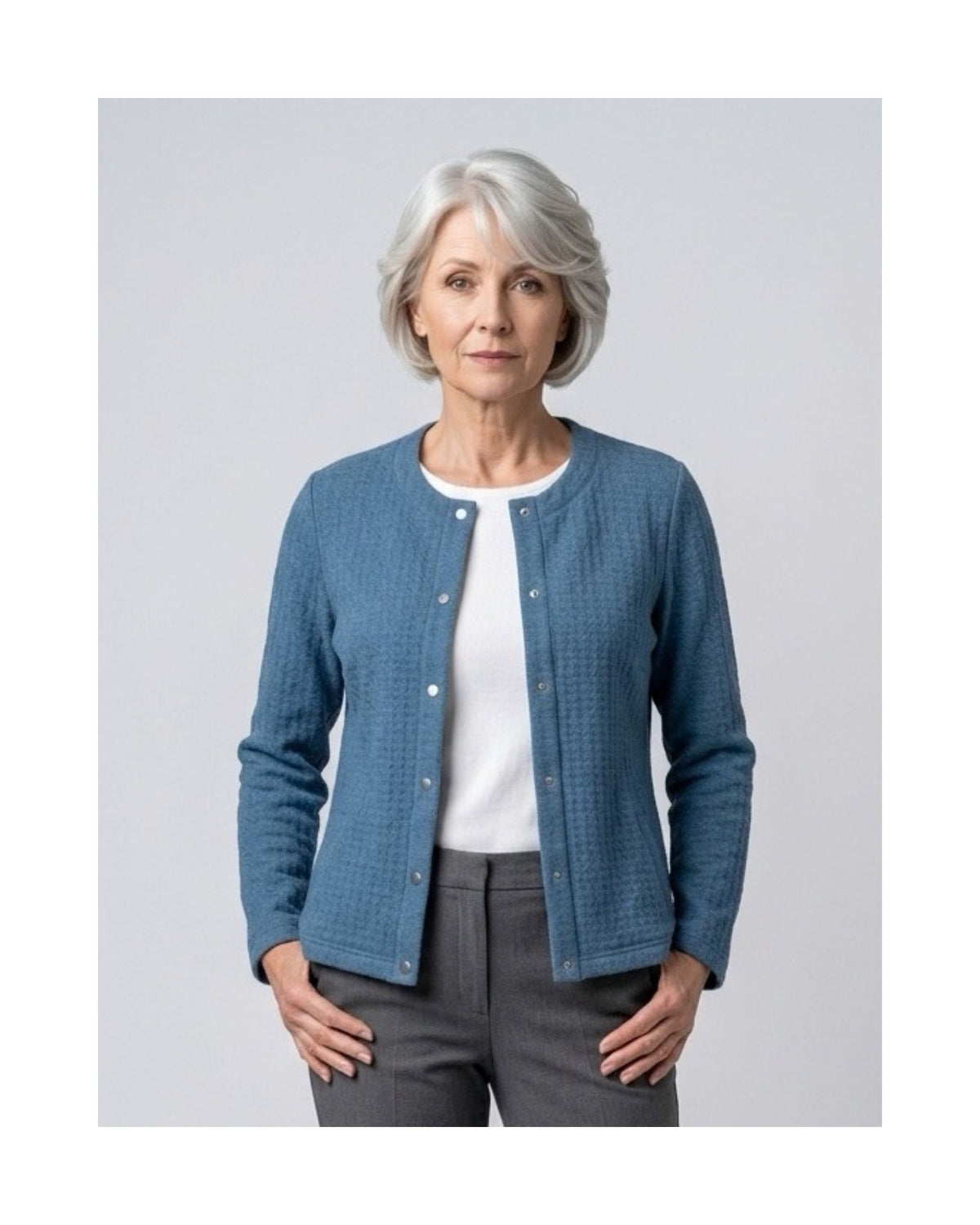 Sensia Fashion Risana vestjasje met fijne structuur, ronde hals, zakjes en parelmoer knopen, verkrijgbaar bij Marijke Mode.