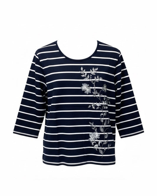 Donkerblauw shirt met witte strepen, ronde hals en driekwart mouwen. Comfortabel en stijlvol voor dagelijks dragen. Verkrijgbaar bij Marijke Mode.