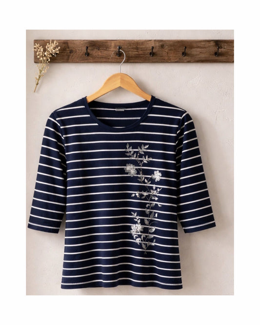 Donkerblauw shirt met witte strepen, ronde hals en driekwart mouwen. Comfortabel en stijlvol voor dagelijks dragen. Verkrijgbaar bij Marijke Mode.