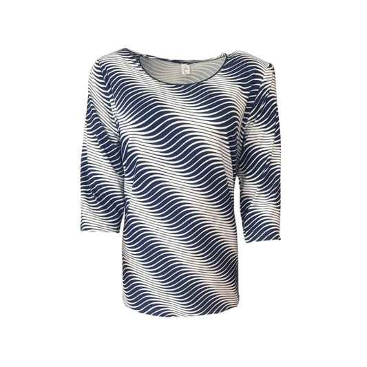 Donkerblauw-wit T-shirt met zebra-dessin, 3/4 mouw, ronde hals met donkerblauwe bies, rechte pasvorm met splitjes, verkrijgbaar bij Marijke Mode."