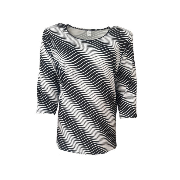 Donkerblauw-wit T-shirt met zebra-dessin, 3/4 mouw, ronde hals met donkerblauwe bies, rechte pasvorm met splitjes, verkrijgbaar bij Marijke Mode."