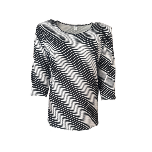 Donkerblauw-wit T-shirt met zebra-dessin, 3/4 mouw, ronde hals met donkerblauwe bies, rechte pasvorm met splitjes, verkrijgbaar bij Marijke Mode."