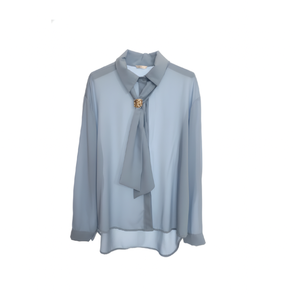 Soepele lange blouse met bedekte knopen en losse stropdas van Marijke Mode